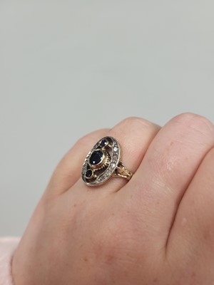 Lot 66 - AN ANTIQUE DIAMOND AND SAPPHIRE RING, the...