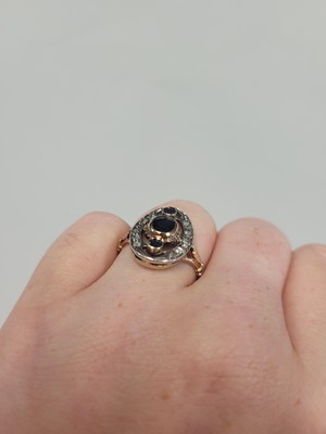 Lot 66 - AN ANTIQUE DIAMOND AND SAPPHIRE RING, the...