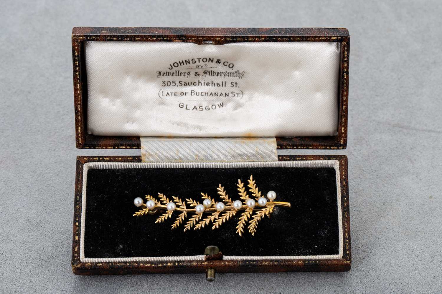 Lot 68 - AN ANTIQUE 9CT GOLD PEARL BROOCH, modelled as...