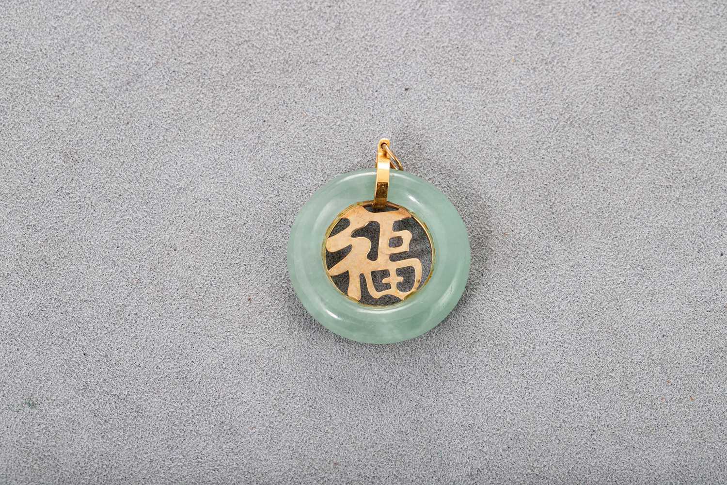 Lot 69 - A 14CT GOLD JADE PENDANT, of circular form