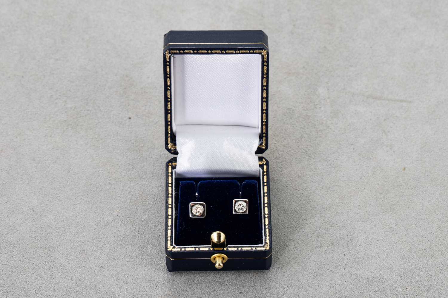 Lot 78 - A PAIR OF DIAMOND SOLITAIRE STUD EARRINGS,...