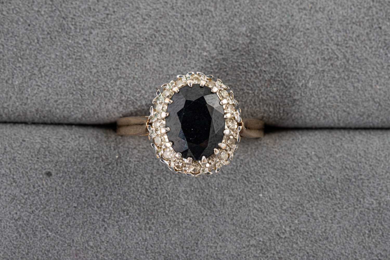 Lot 79 - A DIAMOND AND SAPPHIRE CLUSTER RING, the oval...