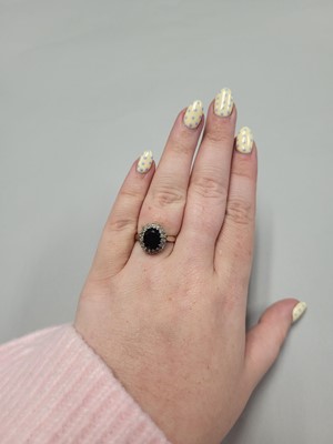 Lot 79 - A DIAMOND AND SAPPHIRE CLUSTER RING, the oval...