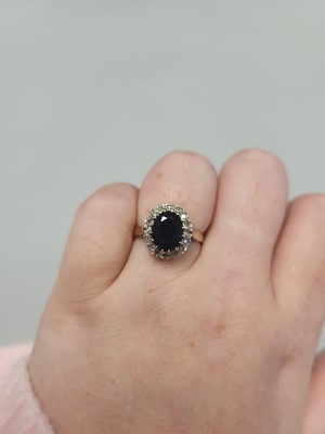 Lot 79 - A DIAMOND AND SAPPHIRE CLUSTER RING, the oval...