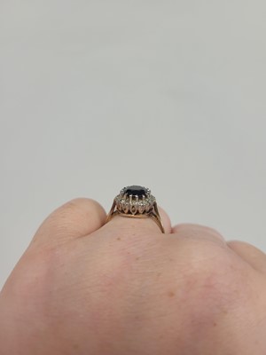 Lot 79 - A DIAMOND AND SAPPHIRE CLUSTER RING, the oval...