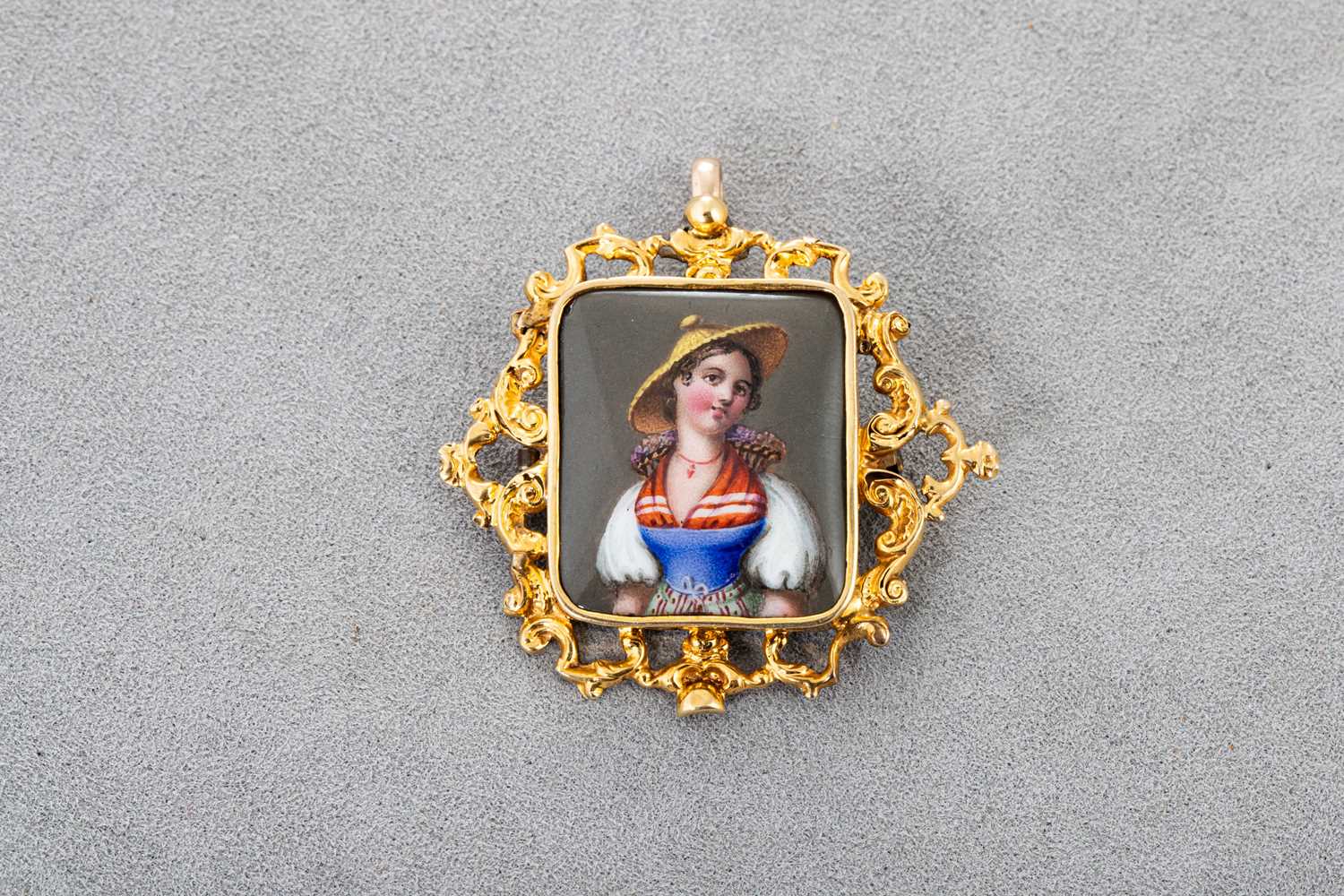 Lot 82 - AN ANTIQUE GOLD ENAMEL BROOCH, depicting a...