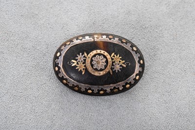 Lot 98 - AN ANTIQUE GOLD AND TORTOISESHELL BROOCH, of...