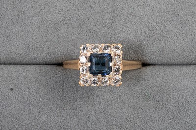 Lot 100 - AN ANTIQUE SYNTHETIC SPINEL CLUSTER RING, set...