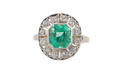 Lot 176 - AN EMERALD AND DIAMOND CLUSTER RING, the trap...