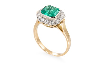 Lot 180 - AN EMERALD AND DIAMOND CLUSTER RING, the trap...