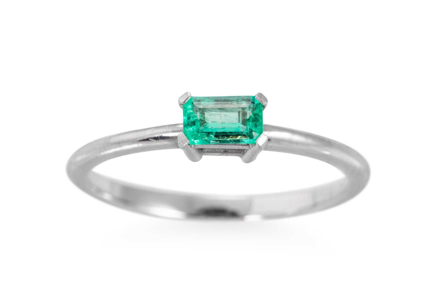 Lot 181 - AN EMERALD RING, the rectangular emerald...