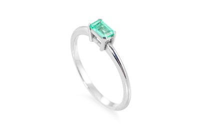 Lot 181 - AN EMERALD RING, the rectangular emerald...