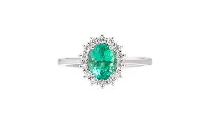 Lot 133 - AN EMERALD AND DIAMOND CLUSTER RING, the oval...