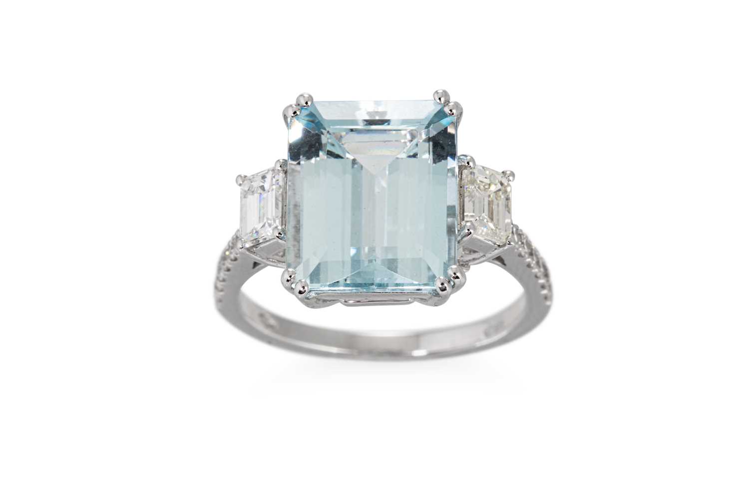 Lot 150 - AN AQUAMARINE AND DIAMOND CLUSTER RING, the...