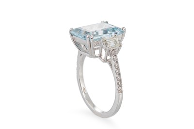 Lot 150 - AN AQUAMARINE AND DIAMOND CLUSTER RING, the...