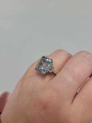 Lot 150 - AN AQUAMARINE AND DIAMOND CLUSTER RING, the...