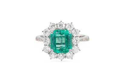 Lot 151 - AN EMERALD AND DIAMOND CLUSTER RING, the...