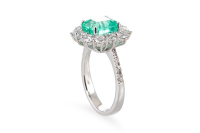 Lot 151 - AN EMERALD AND DIAMOND CLUSTER RING, the...