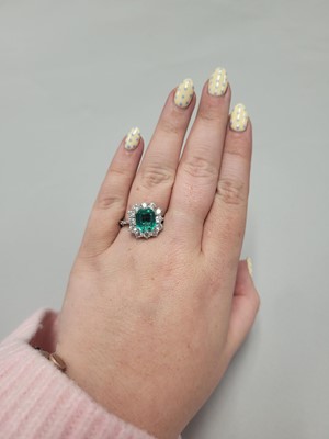 Lot 151 - AN EMERALD AND DIAMOND CLUSTER RING, the...
