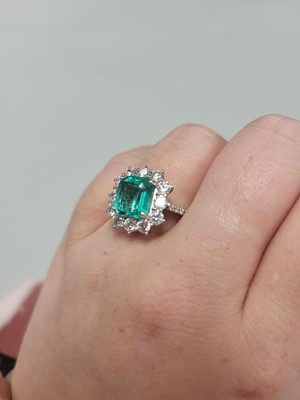 Lot 151 - AN EMERALD AND DIAMOND CLUSTER RING, the...