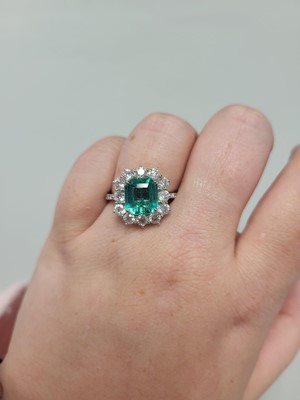 Lot 151 - AN EMERALD AND DIAMOND CLUSTER RING, the...