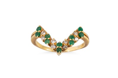 Lot 313 - AN EMERALD AND DIAMOND WISHBONE RING, mounted...