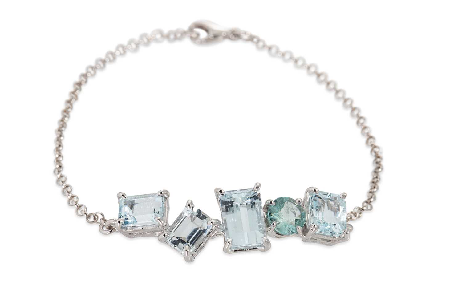 Lot 107 - AN AQUAMARINE BRACELET, the five off - set...