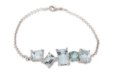 Lot 107 - AN AQUAMARINE BRACELET, the five off - set...