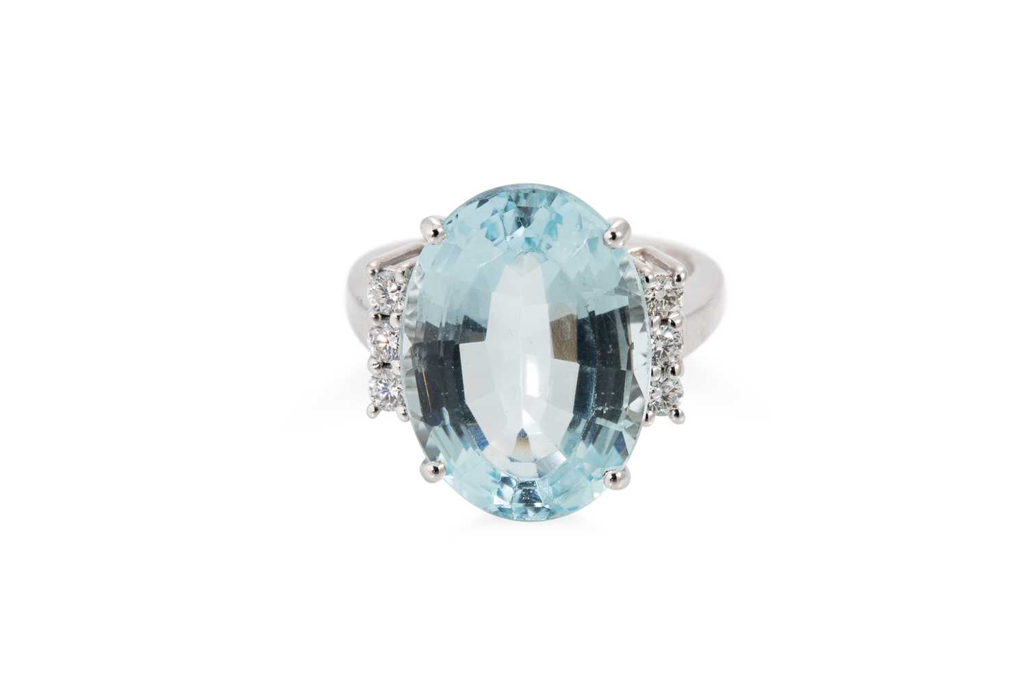 Lot 156 - AN AQUAMARINE RING, the oval aquamarine to...