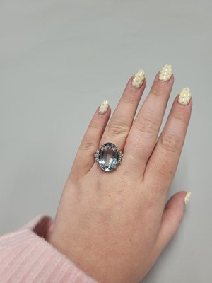 Lot 156 - AN AQUAMARINE RING, the oval aquamarine to...