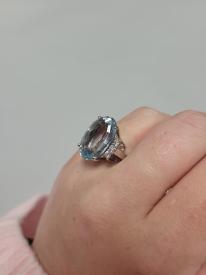 Lot 156 - AN AQUAMARINE RING, the oval aquamarine to...