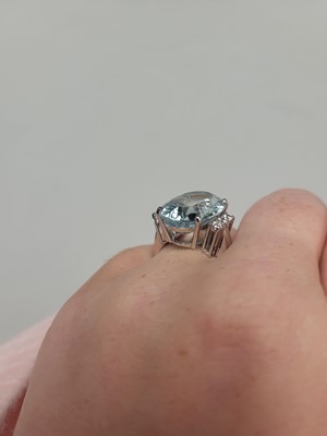Lot 156 - AN AQUAMARINE RING, the oval aquamarine to...