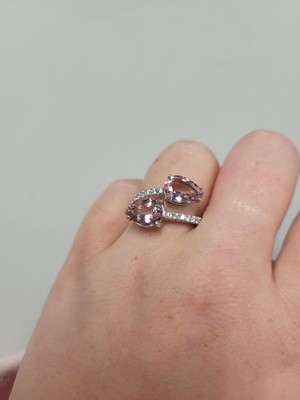 Lot 158 - A MORGANITE AND DIAMOND RING, of cross over...