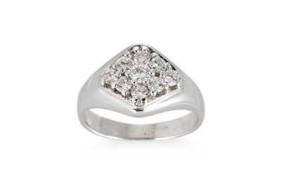 Lot 161 - A DIAMOND CLUSTER RING, the brilliant cut...