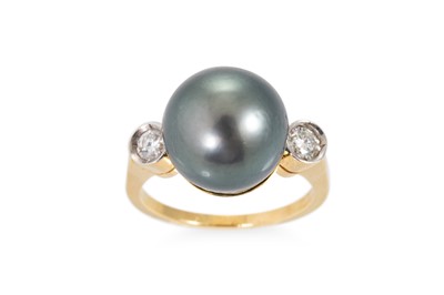 Lot 213 - A BLACK PEARL RING, to diamond shoulders,...