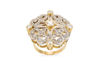 Lot 216 - A DIAMOND CLUSTER RING, of openwork plaque...