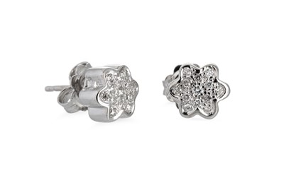 Lot 217 - A PAIR OF DIAMOND SET CLUSTER STUD EARRINGS,...