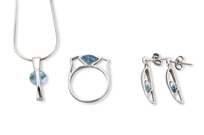 Lot 297 - A SUITE OF 14CT WHITE GOLD GEM SET JEWELLERY,...