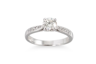 Lot 299 - A DIAMOND SOLITAIRE RING, to diamond set...