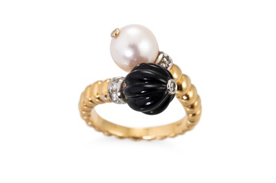 Lot 216 - A PEARL, ONYX AND DIAMOND RING, of cross-over...