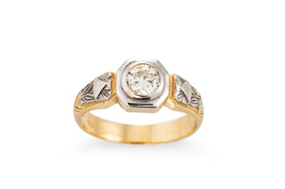 Lot 217 - A VINTAGE DIAMOND SET RING, the central...