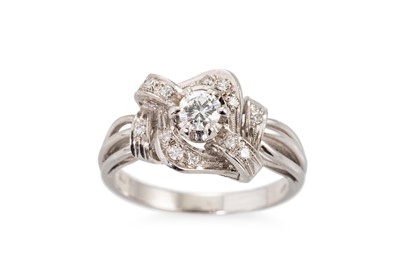 Lot 218 - A VINTAGE DIAMOND CLUSTER RING, mounted in...