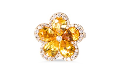 Lot 219 - A YELLOW SAPPHIRE AND DIAMOND CLUSTER RING,...