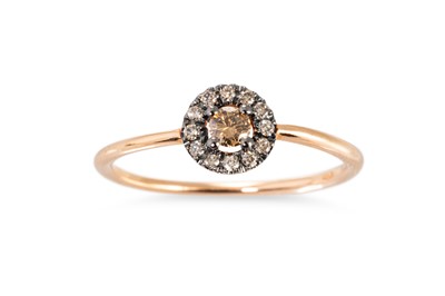 Lot 37 - A CHAMPAGNE COLOURED DIAMOND CLUSTER RING,...