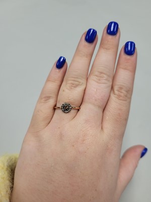 Lot 37 - A CHAMPAGNE COLOURED DIAMOND CLUSTER RING,...