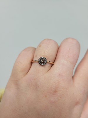 Lot 37 - A CHAMPAGNE COLOURED DIAMOND CLUSTER RING,...