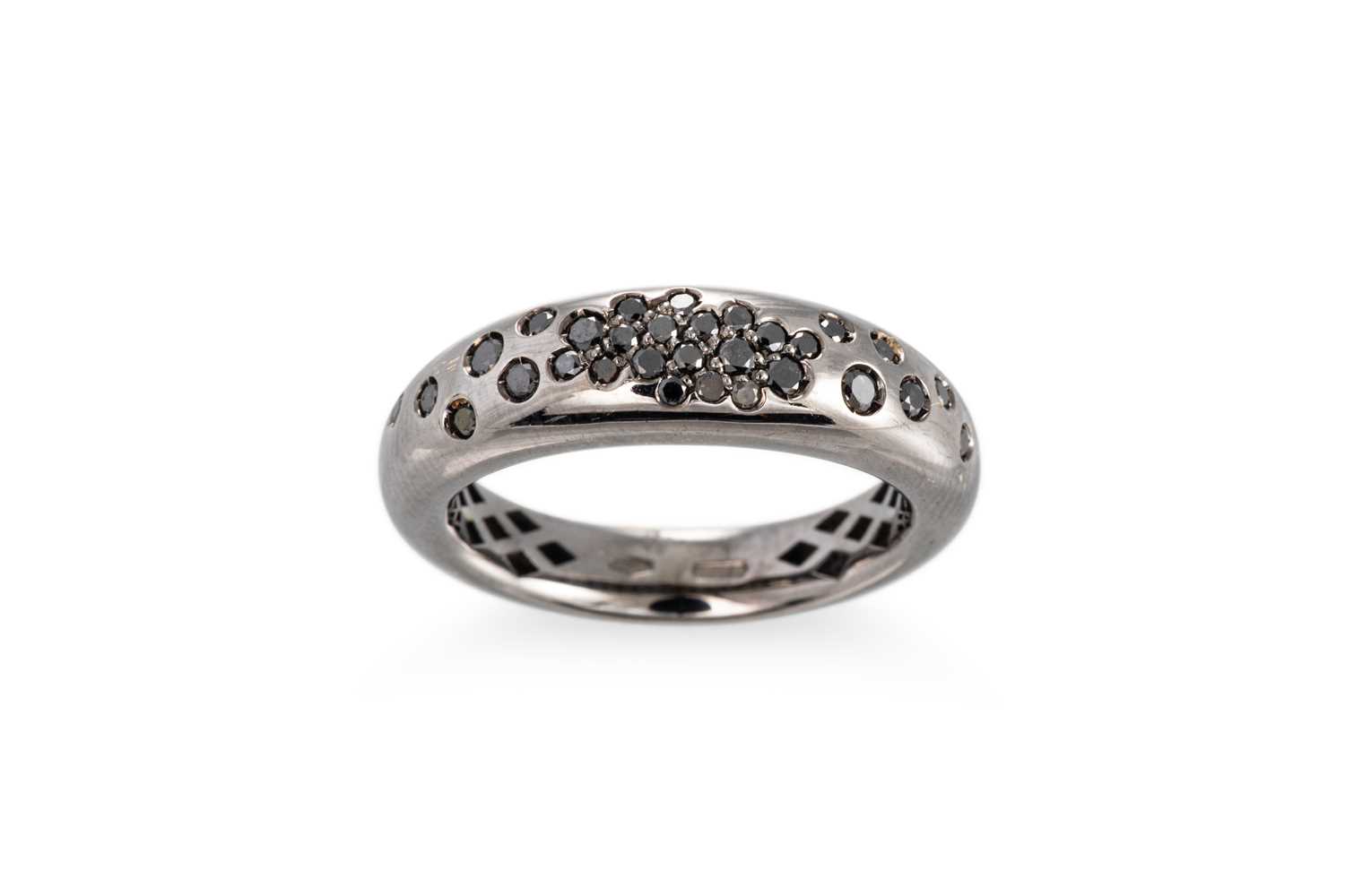 Lot 39 - A BLACK DIAMOND BOMBÉ RING, pavé set in black...