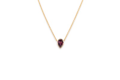Lot 41 - A GARNET PEAR SHAPED PENDANT, mounted in 18ct...