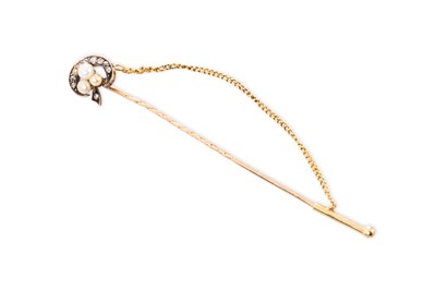 Lot 43 - AN ANTIQUE DIAMOND AND PEARL SET PIN, mounted...