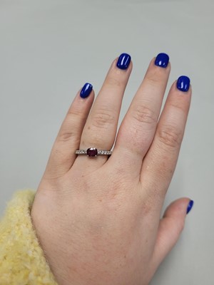Lot 62 - A RUBY AND DIAMOND SET BAND RING, the oval...